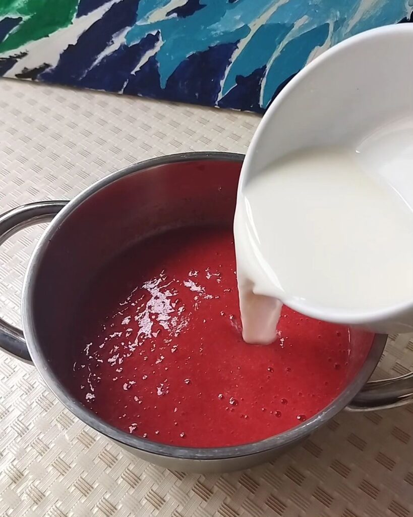 Çilekli Cheesecake Tarifi