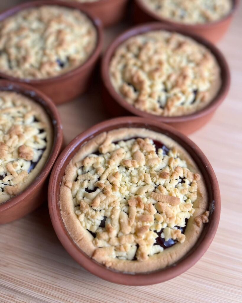 Güveç Kabında Vişneli Turta Tarifi