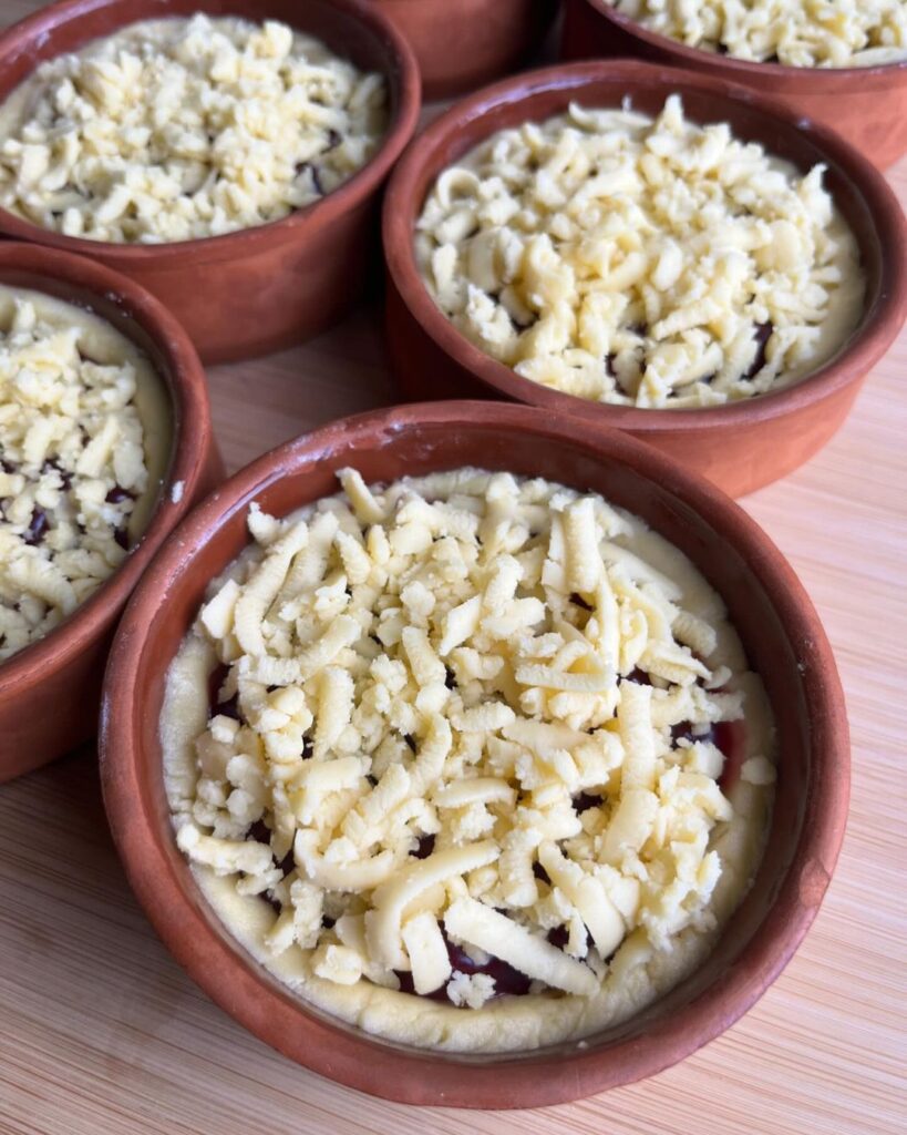 Güveç Kabında Vişneli Turta Tarifi