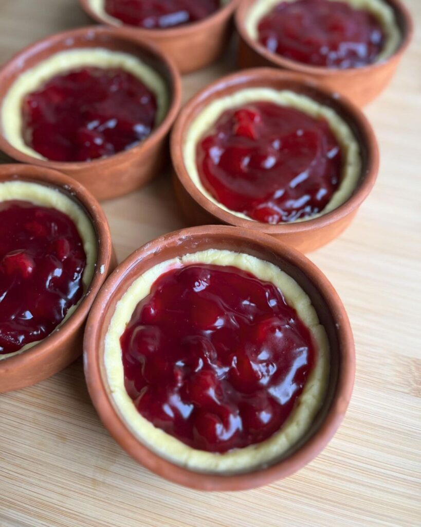 Güveç Kabında Vişneli Turta Tarifi