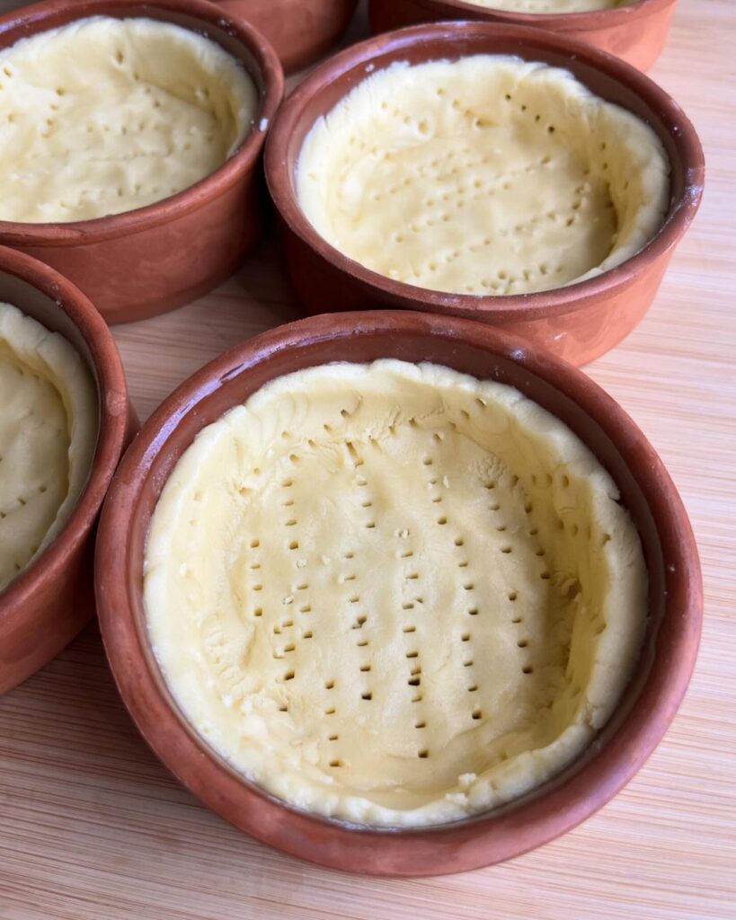 Güveç Kabında Vişneli Turta Tarifi