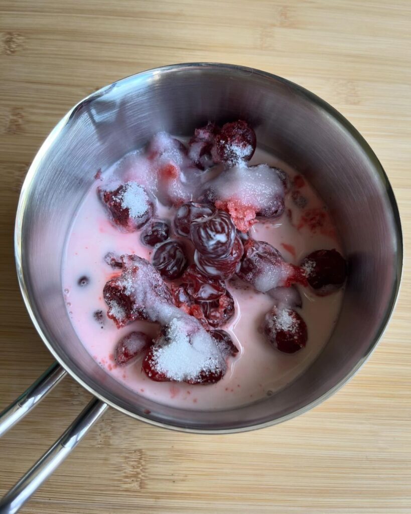 Güveç Kabında Vişneli Turta Tarifi