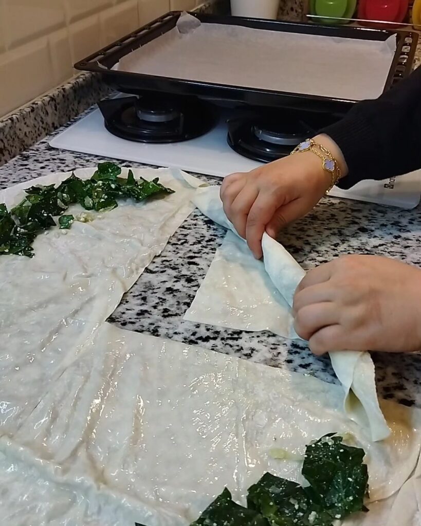 Ispanaklı Peynirli Çıtır Börek Tarifi