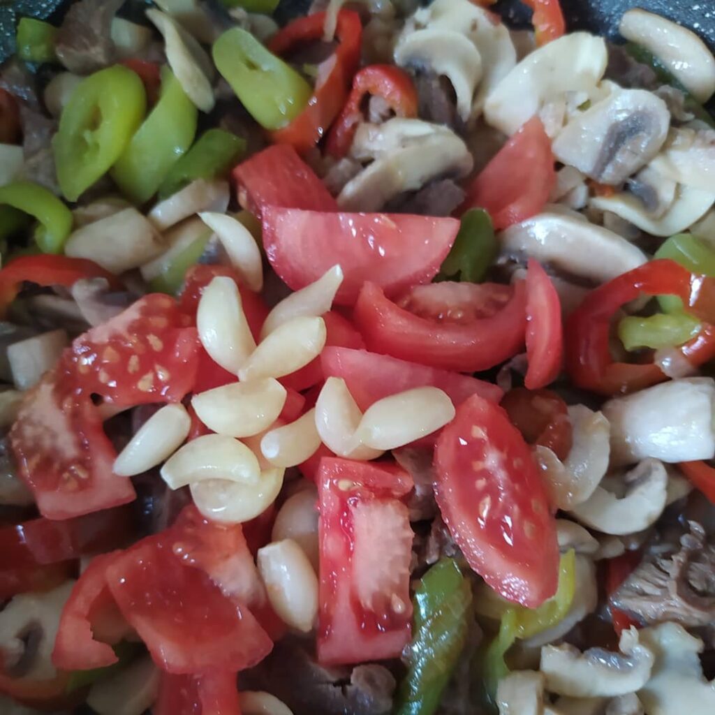 Makarnalı Etli Mantar Sote Tarifi