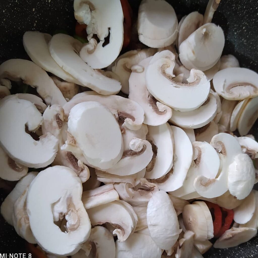 Makarnalı Etli Mantar Sote Tarifi