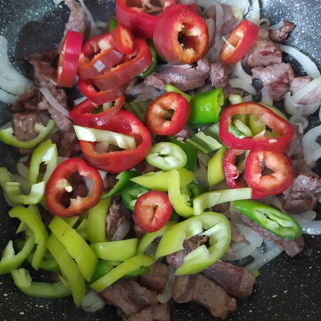 Makarnalı Etli Mantar Sote Tarifi