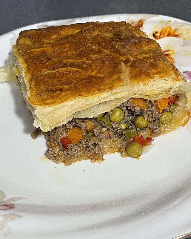 Kıymalı Garnitürlü Milföy Börek Tarifi