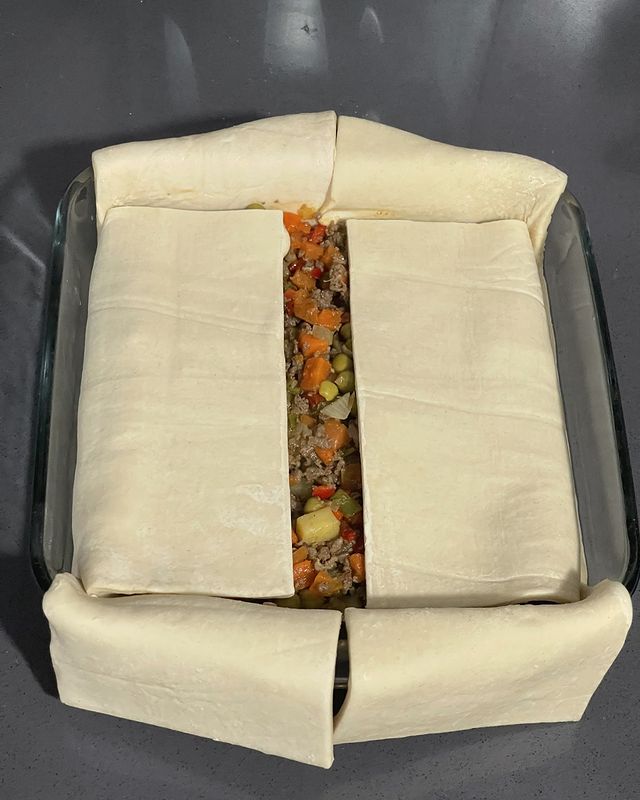 Kıymalı Garnitürlü Milföy Börek Tarifi