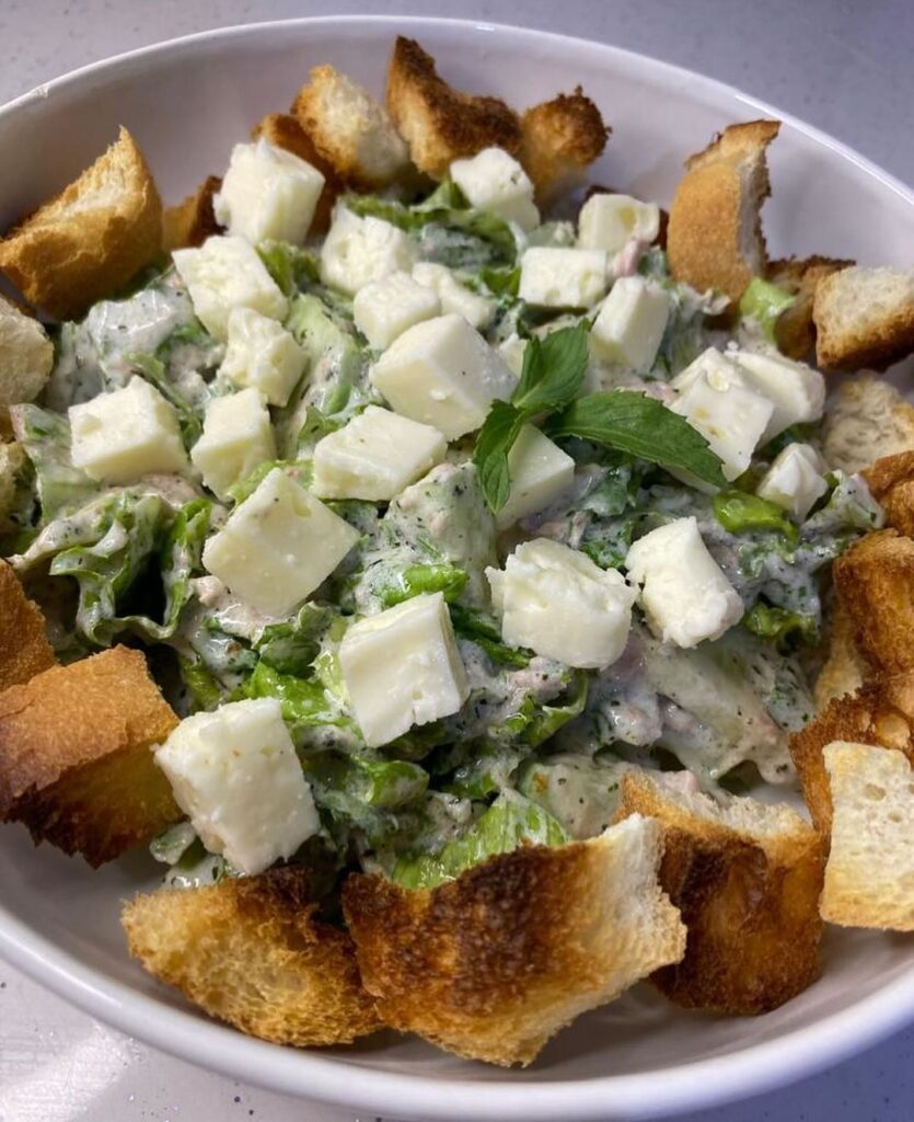 Yoğurtlu Ton Balıklı Salata Tarifi