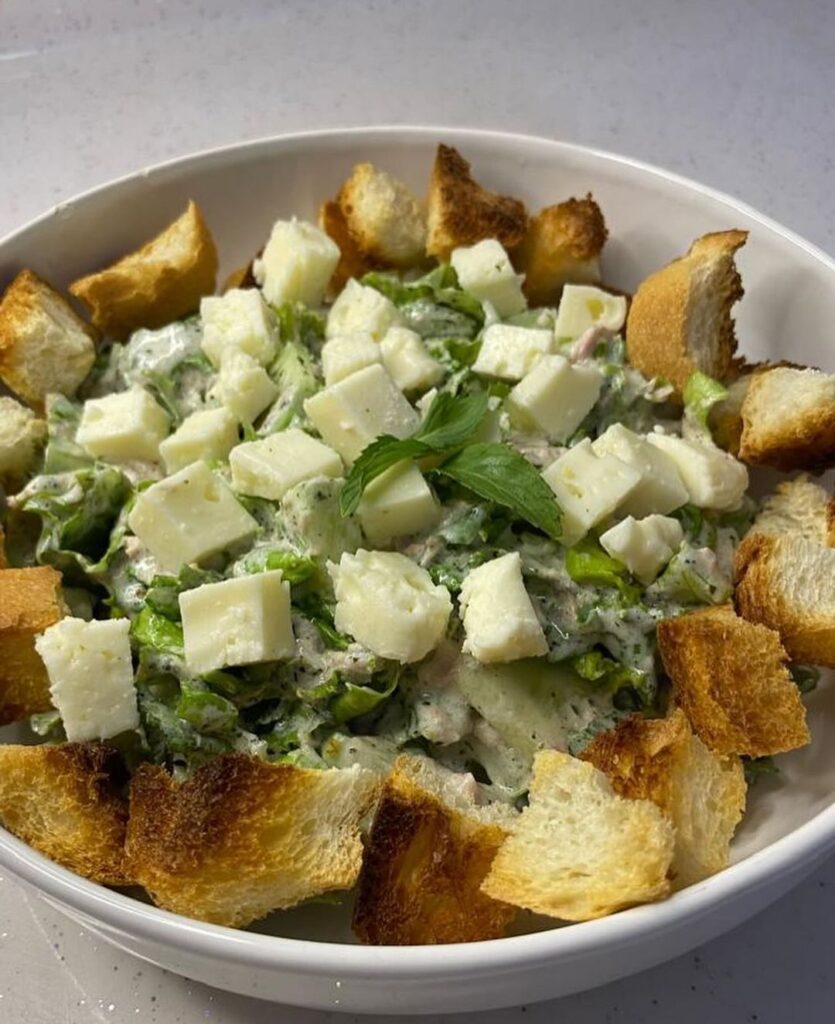 Yoğurtlu Ton Balıklı Salata Tarifi