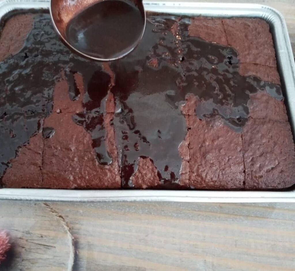 Ev Yapımı Çikolata Soslu Islak Kek Tarifi